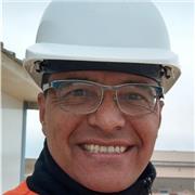 Profesor universitario con amplia experiencia como docente